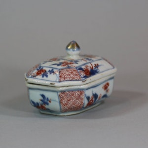 Small Chinese Imari spice octagonal box and cover, 18th century