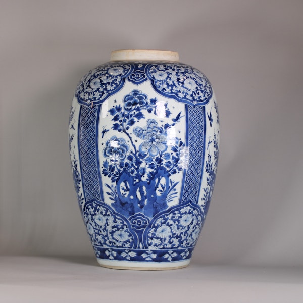 Chinese large blue and white ovoid jar, Kangxi (1662-1722) - image 1