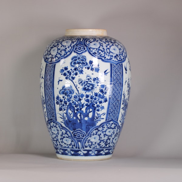 Chinese large blue and white ovoid jar, Kangxi (1662-1722) - image 4