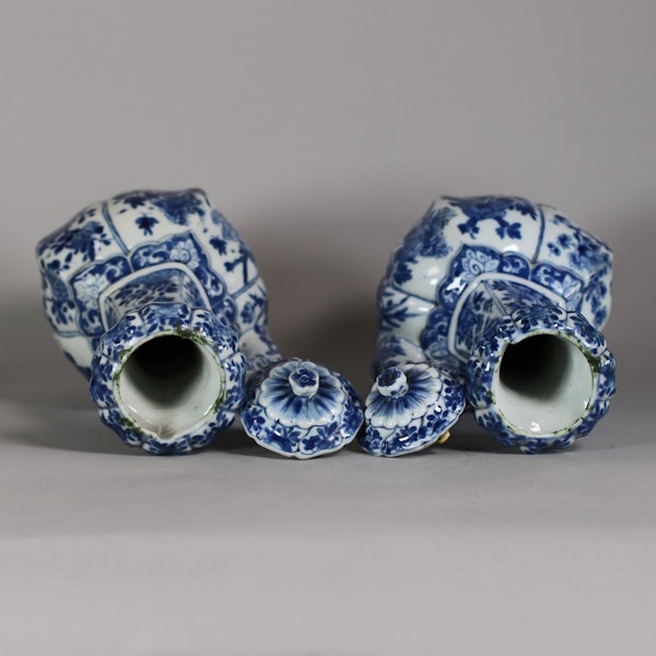 Pair of Chinese blue and white ‘phoenix-head’ ewers and covers, Kangxi (1662-1722) - image 6