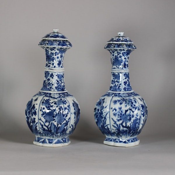 Pair of Chinese blue and white ‘phoenix-head’ ewers and covers, Kangxi (1662-1722) - image 5
