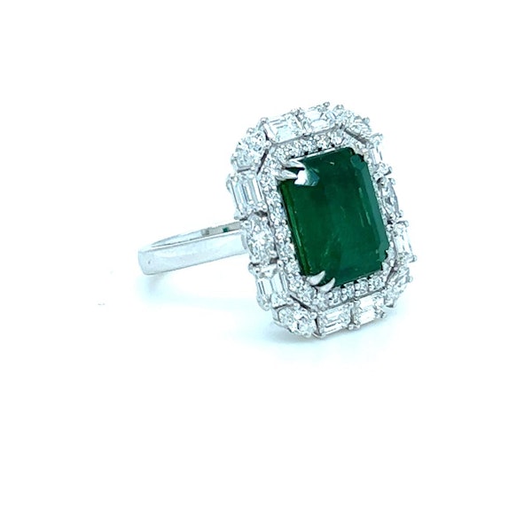Beautiful Emerald & Diamond Ring - image 2