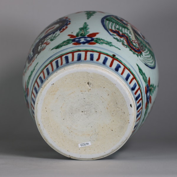 Chinese wucai baluster 'dragon' vase, Chongzhen (1627-44) - image 3