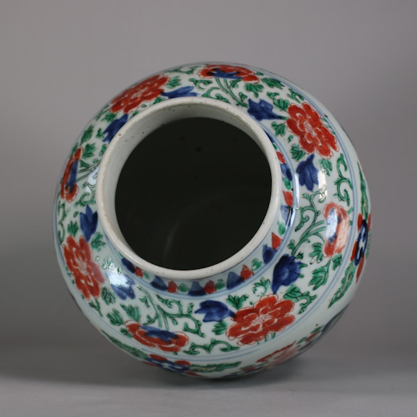 Chinese wucai baluster 'dragon' vase, Chongzhen (1627-44) - image 7