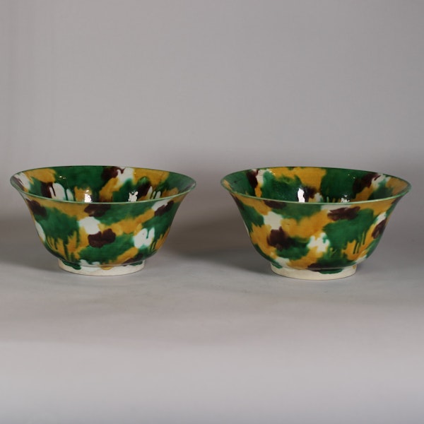 Pair of egg and spinach biscuit bowls, Kangxi (1662-1722) - image 1