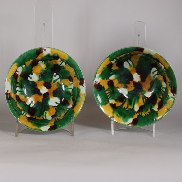 Pair of egg and spinach biscuit bowls, Kangxi (1662-1722) - image 3