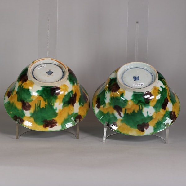 Pair of egg and spinach biscuit bowls, Kangxi (1662-1722) - image 2