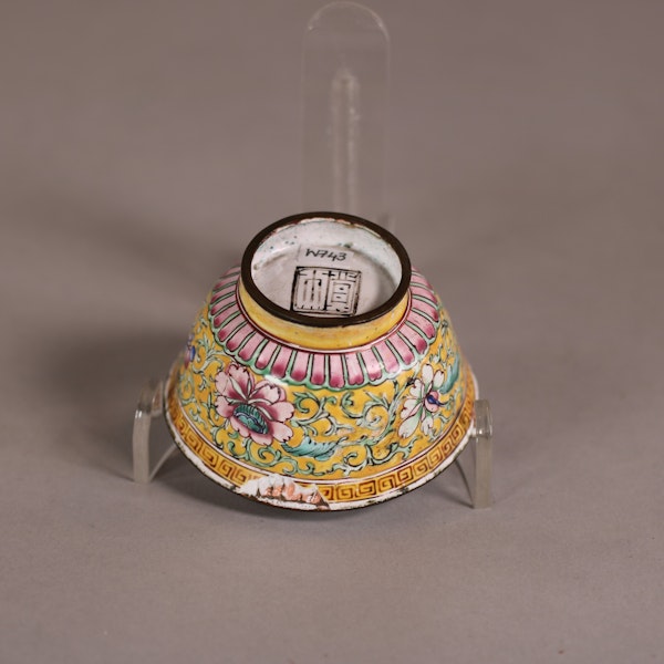 Chinese Canton enamel tea bowl, 18th century - image 2