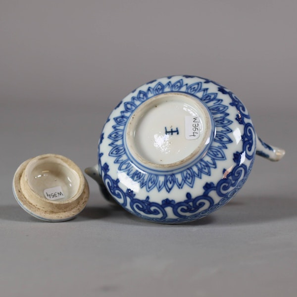 Chinese, probably soft paste, blue and white miniature teapot, Kangxi (1662-1722) - image 2