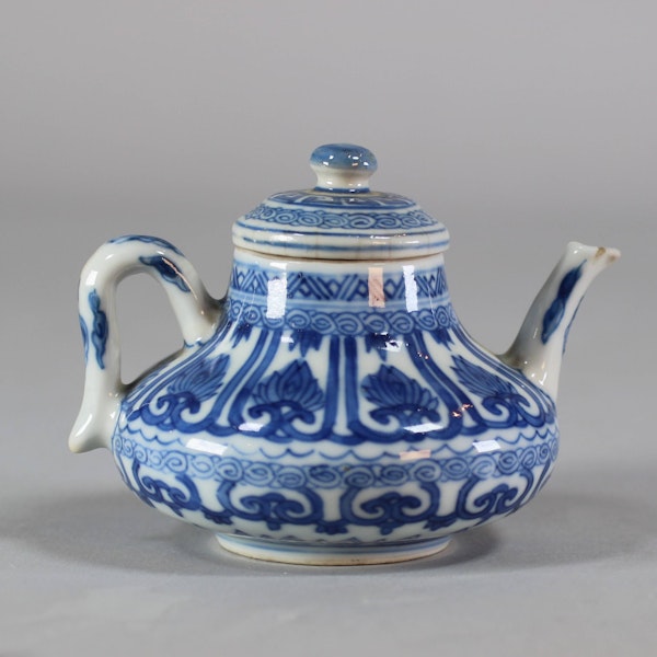 Chinese, probably soft paste, blue and white miniature teapot, Kangxi (1662-1722) - image 3