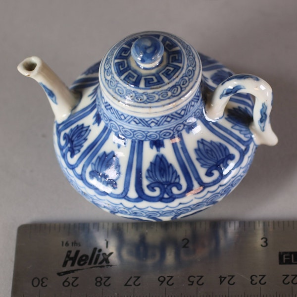 Chinese, probably soft paste, blue and white miniature teapot, Kangxi (1662-1722) - image 7