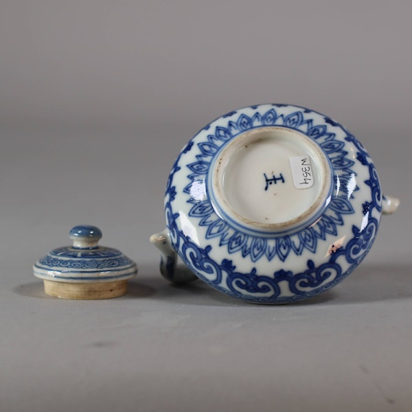 Chinese, probably soft paste, blue and white miniature teapot, Kangxi (1662-1722) - image 5