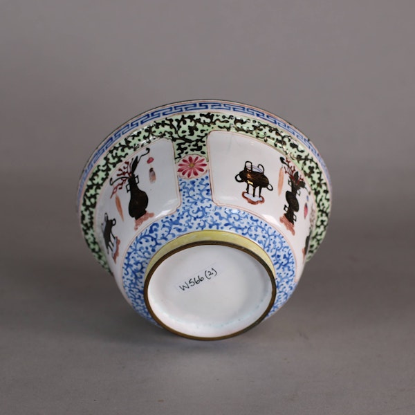 Chinese Canton enamel bowl and cover, c.1800 - image 2