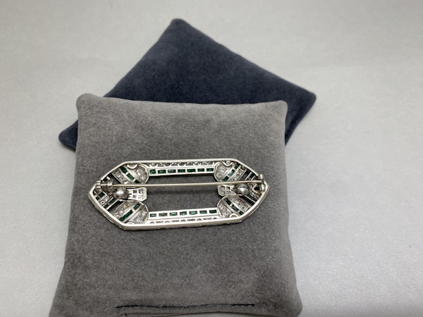 Emerald Diamond Brooch in Platinum date circa 1920, SHAPIRO & Co since1979 - image 4