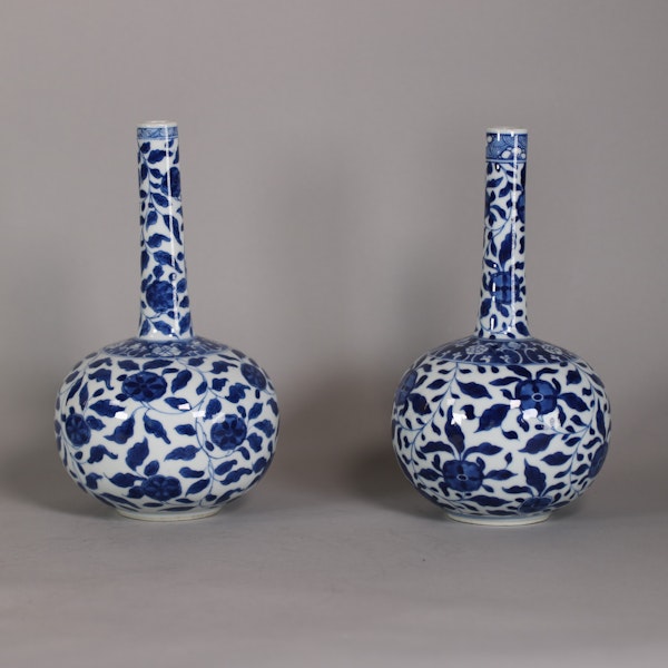Pair of Chinese blue and white bottle vases, Kangxi (1662-1722) - image 1