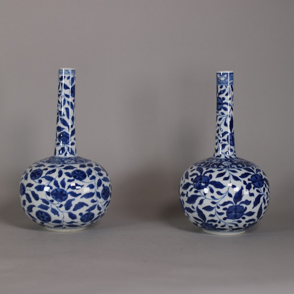 Pair of Chinese blue and white bottle vases, Kangxi (1662-1722) - image 4