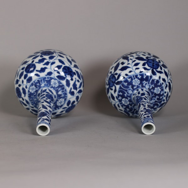 Pair of Chinese blue and white bottle vases, Kangxi (1662-1722) - image 5