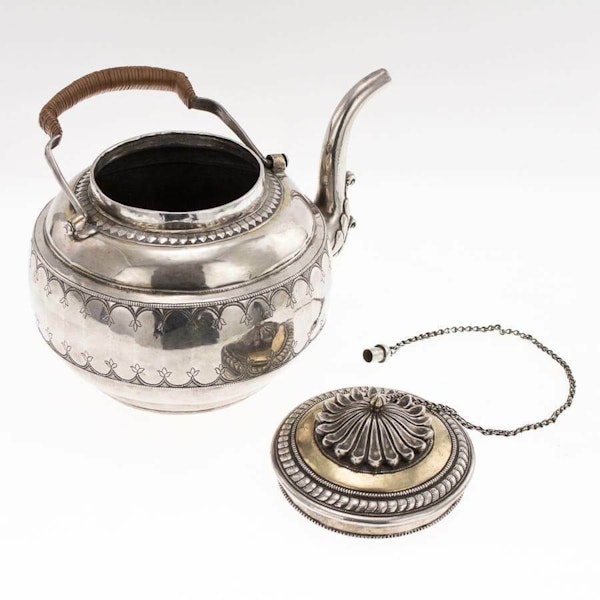 Antique Indian Silver, Parcel-gilt & Gold Tea Kettle, India – Early 18th Century - image 3