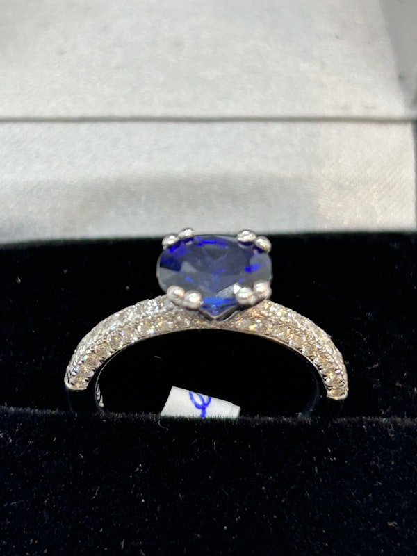 Lovely modern sapphire diamond ring at Deco&Vintage Ltd - image 2