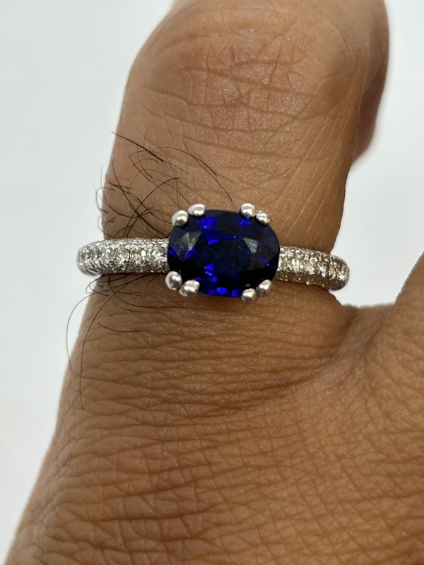 Lovely modern sapphire diamond ring at Deco&Vintage Ltd - image 4