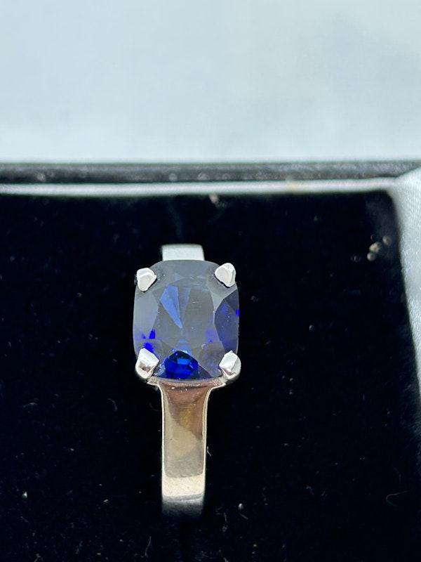 Lovely modern sapphire ring at Deco&Vintage Ltd - image 2