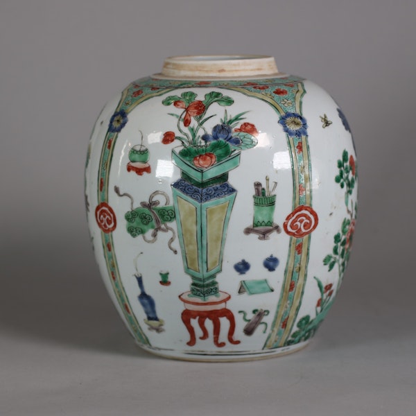 Chinese famille verte ‘hundred antiques’ jar, Kangxi (1662-1722) - image 3