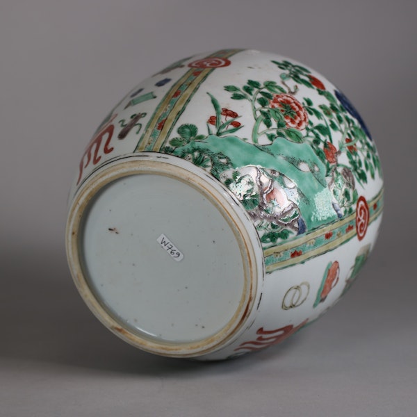 Chinese famille verte ‘hundred antiques’ jar, Kangxi (1662-1722) - image 2