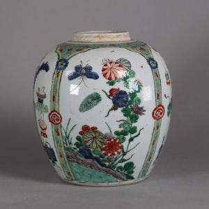 Chinese famille verte ‘hundred antiques’ jar, Kangxi (1662-1722)