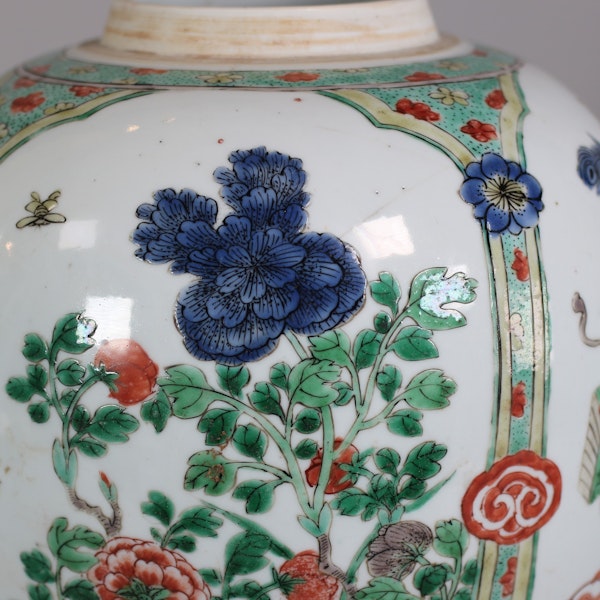 Chinese famille verte ‘hundred antiques’ jar, Kangxi (1662-1722) - image 5