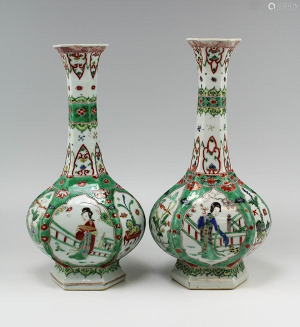 BH54 A PAIR OF CHINESE FAMILLE VERTE FACETTED BOTTLE VASES - image 2