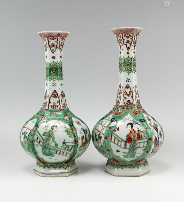 BH54 A PAIR OF CHINESE FAMILLE VERTE FACETTED BOTTLE VASES - image 3