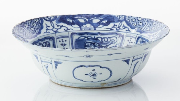 A LARGE AND IMPOSING CHINESE BLUE AND WHITE 'KRAAK PORSELEIN KLAPMUTS' SHALLOW BOWL - image 2