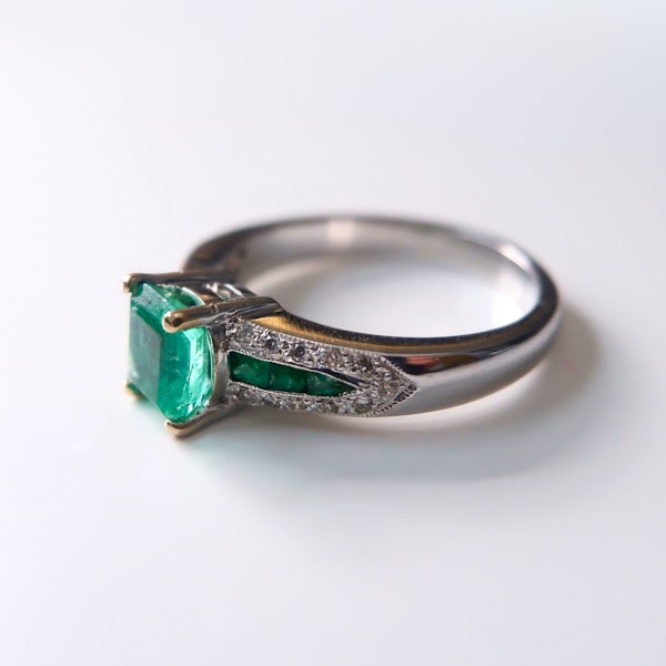 Emerald and diamond ring with emerald inserts shoulders - image 2