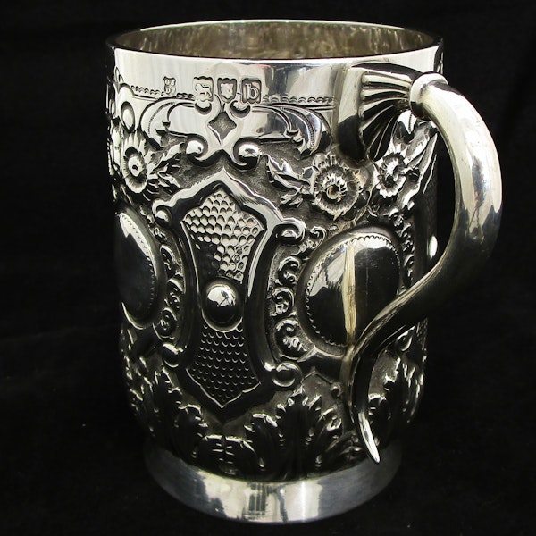 A fine quality silver embossed mug. - image 4