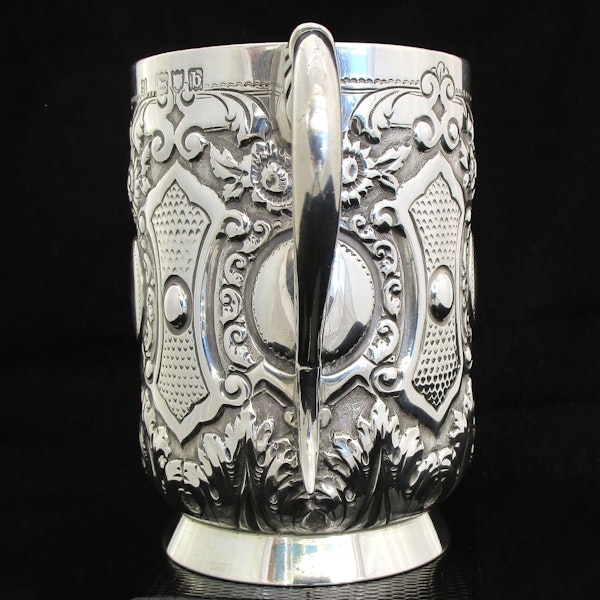 A fine quality silver embossed mug. - image 10