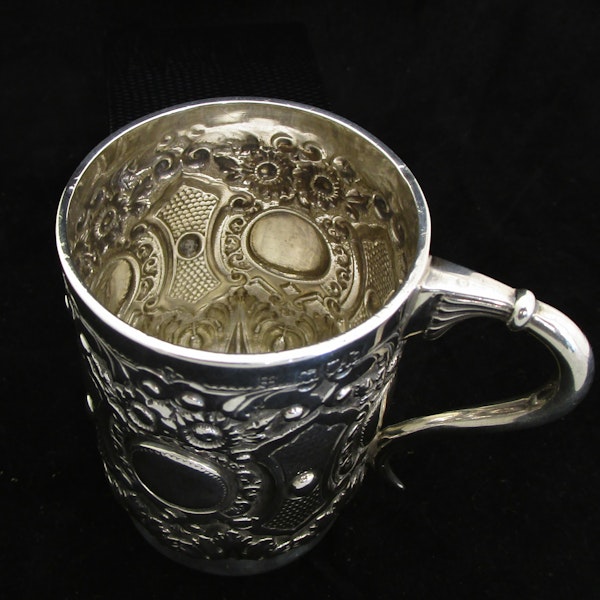 A fine quality silver embossed mug. - image 11
