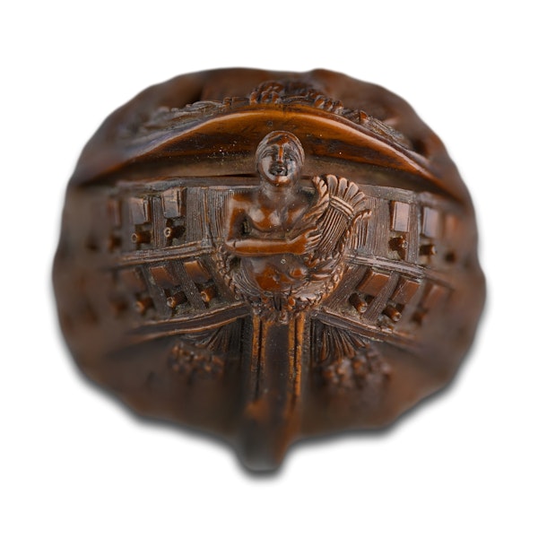 Coquilla ship form snuff box. French, early 19th century. - image 7