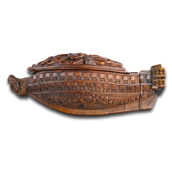 Coquilla ship form snuff box. French, early 19th century. - image 11