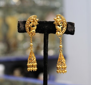 Chinese 22/24 ct. gold earrings with detachable tassels