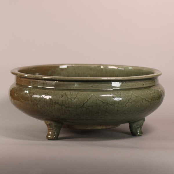 Massive Chinese 'longquan' celadon tripod censer, early Ming dynasty (1368-1644) Price: £2,200 subject to availability - image 2