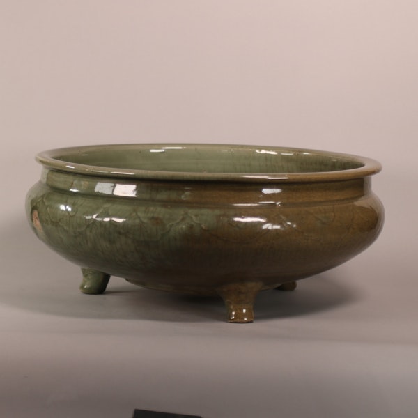 Massive Chinese 'longquan' celadon tripod censer, early Ming dynasty (1368-1644) Price: £2,200 subject to availability - image 6