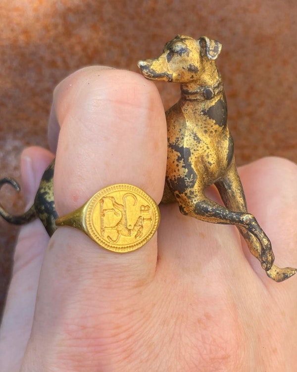 Gold signet ring engraved with a faithful hound. English, late 16th century. - image 5