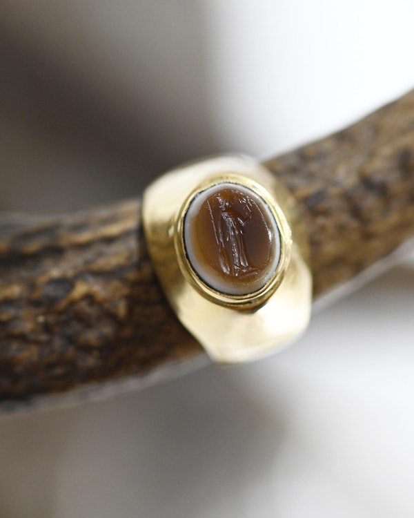 Gold ring with an ancient Roman intaglio carved into an  apotropaic ‘eye’. - image 9