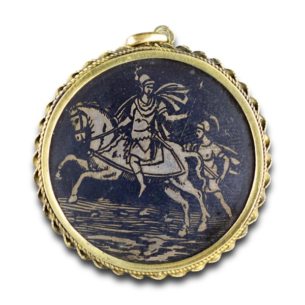 Silver gilt and niello pendant with a Roman soldier. Italian, 19th century. - image 1