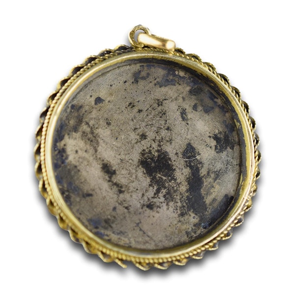 Silver gilt and niello pendant with a Roman soldier. Italian, 19th century. - image 2