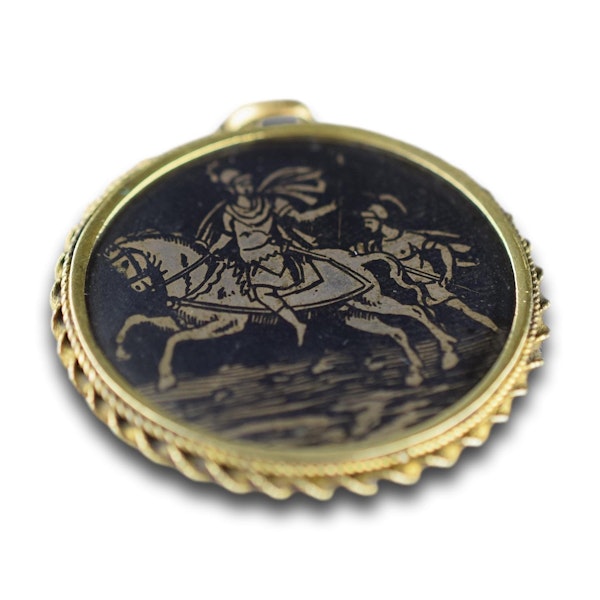Silver gilt and niello pendant with a Roman soldier. Italian, 19th century. - image 3
