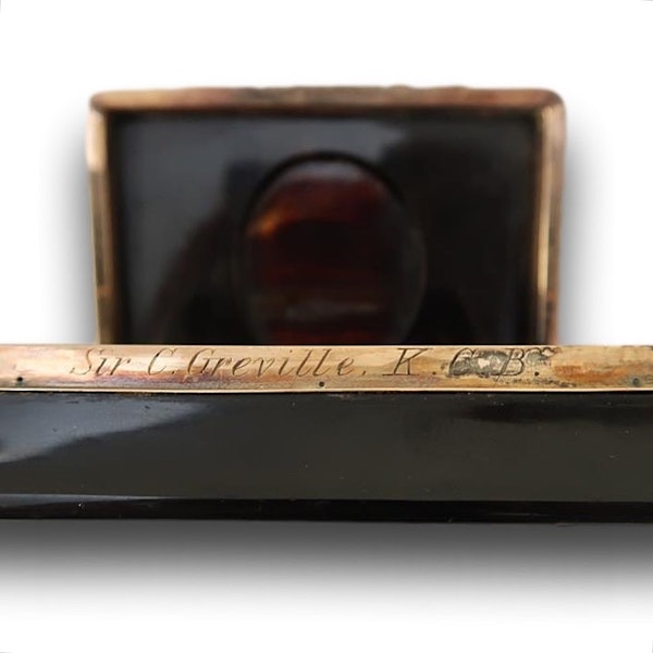 Gold and tortoiseshell snuff box with an agate intaglio. English, 19th century. - image 5