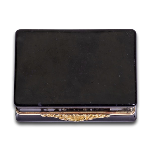 Gold and tortoiseshell snuff box with an agate intaglio. English, 19th century. - image 11
