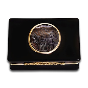 Gold and tortoiseshell snuff box with an agate intaglio. English, 19th century.