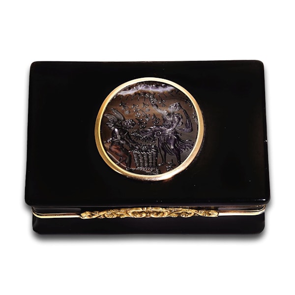 Gold and tortoiseshell snuff box with an agate intaglio. English, 19th century. - image 1